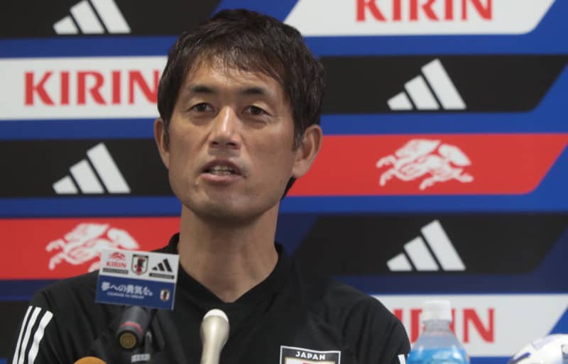 ``Building up as a team,'' Nadeshiko coach Futoshi Ikeda, regarding the challenge of a new lineup ahead of the match against Argentina, ``Tomorrow...