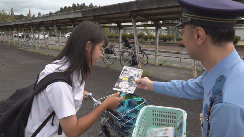 ``Wear a helmet!'' Instructions to high school students on bicycles on the street to coincide with the start of the autumn national traffic safety campaign