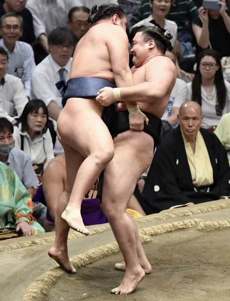 Even though he has injuries all over his body...Yokozuna Terunofuji's ``November long-awaited theory'' is emerging at an extremely low level in September