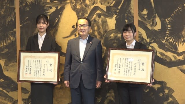 Manufacturing competition students representing the prefecture report gold and silver awards to the governor Kagawa