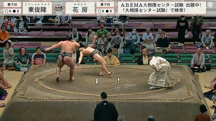 A sumo wrestler makes a shocking double rotation on the ring!There was a roar inside the hall: “What happened?” “It’s too acrobatic.”