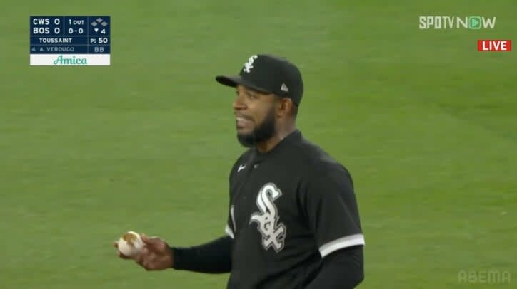 “What is this!?” When I caught a fly ball, there was a mysterious sticky stain on the ball... A mysterious phenomenon immediately after changing the ball also caused a second ball...