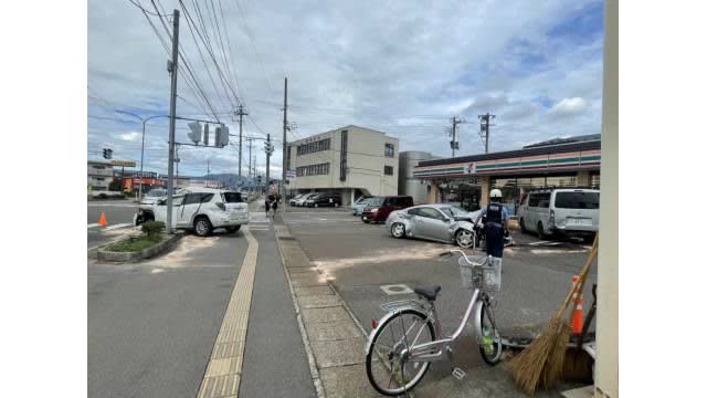 An accident between cars occurred...The momentum collided with a bicycle and two parked cars, leaving five people with serious and minor injuries <Aizuwakamatsu City, Fukushima Prefecture>