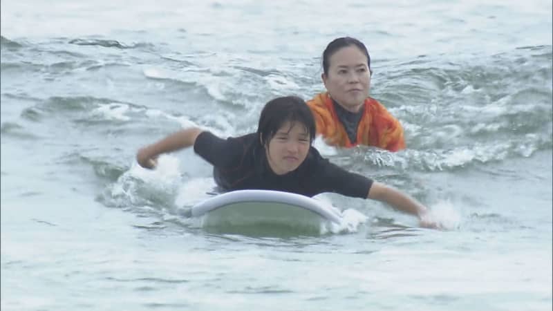 ``It felt good'' Surfing experience for junior high and high school students on the coast of Shima City, Mie