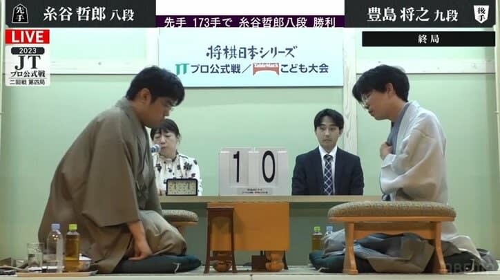 Tetsuro Itoya, 4th Dan, enters the top four and wins a heated battle with Masayuki Toyoshima, XNUMXth Dan/Shogi/JT Cup