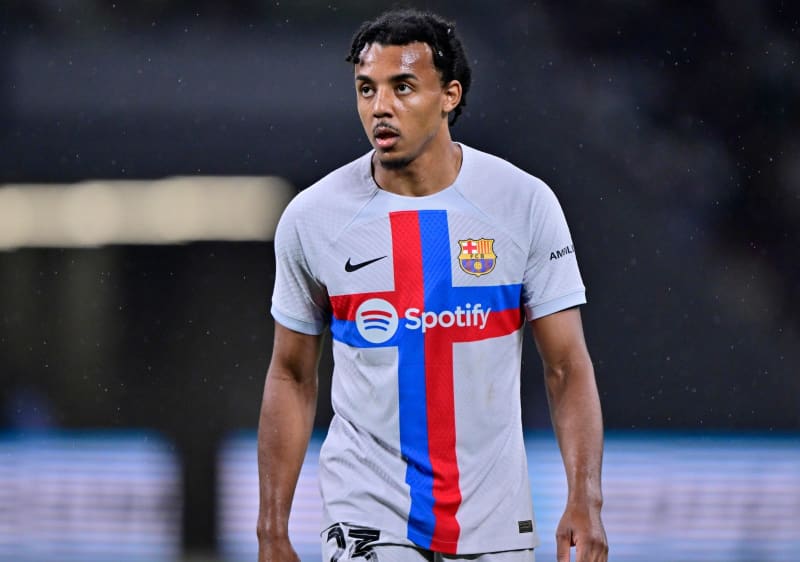 ``Why do you have it?'' Barcelona's French national team defender appeared at a La Liga match wearing ``Japanese national team uniform''...