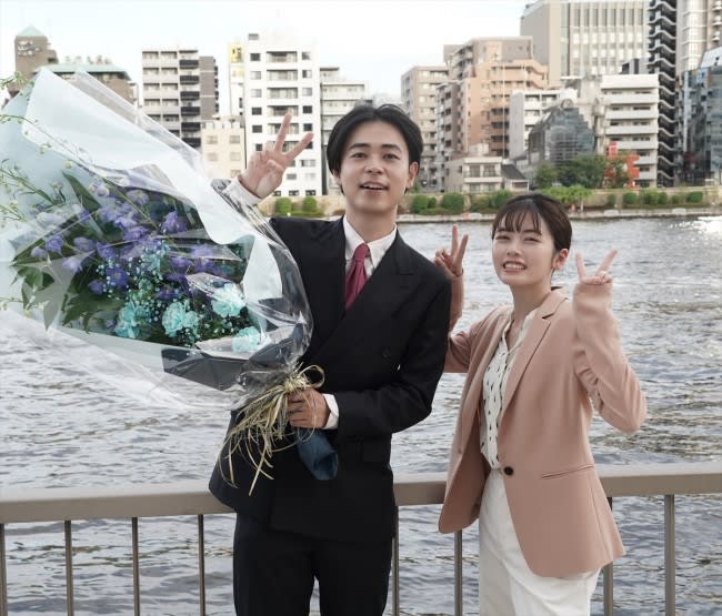 成田凌＆小芝風花、笑顔でクランクアップ！　今夜最終回『転職の魔王様』