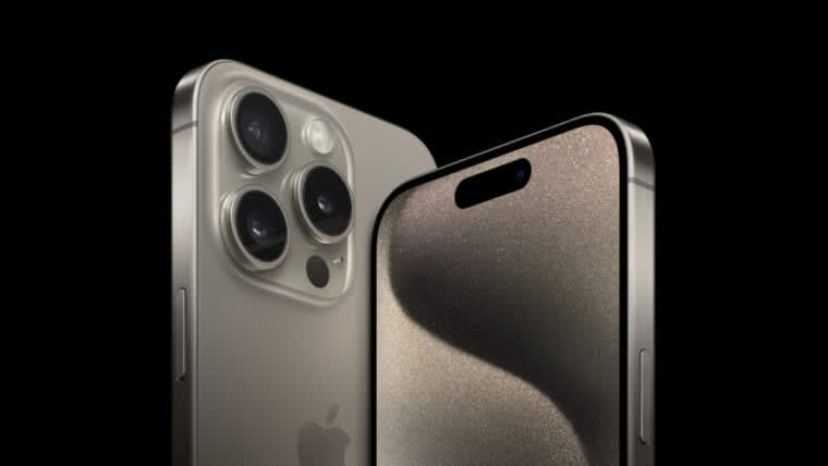 Does holding an iPhone 15 Pro without a case with bare hands cause temporary discoloration?