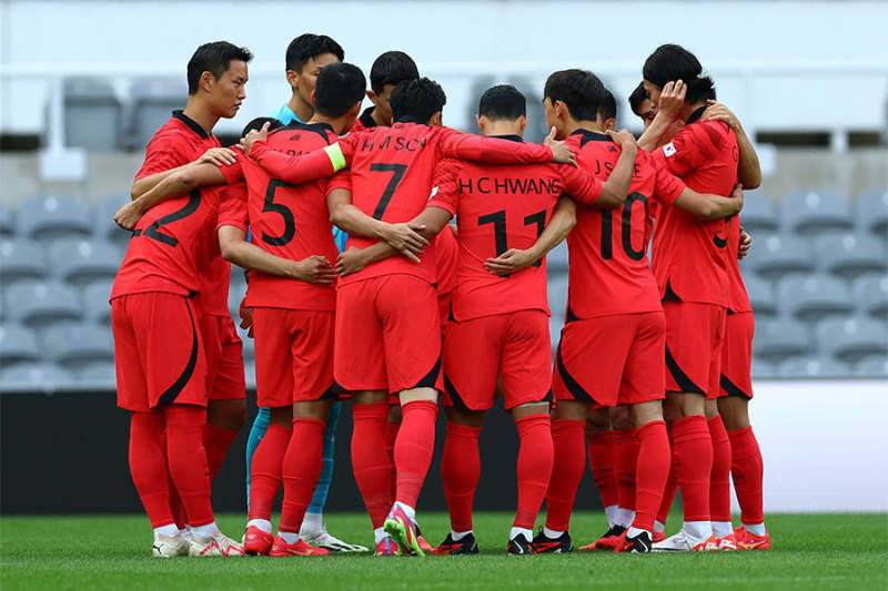 After defeat in the Japan-Korea match in university soccer, South Korea's selection manager takes his hat off, saying, ``Japan's individual abilities are too good.''