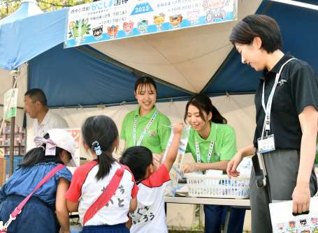 ``We want the athletes to be happy'' ``We want to welcome them warmly'' Volunteers supporting operations are finalizing preparations for the welcome [Kagoshima National Athletic Meet...