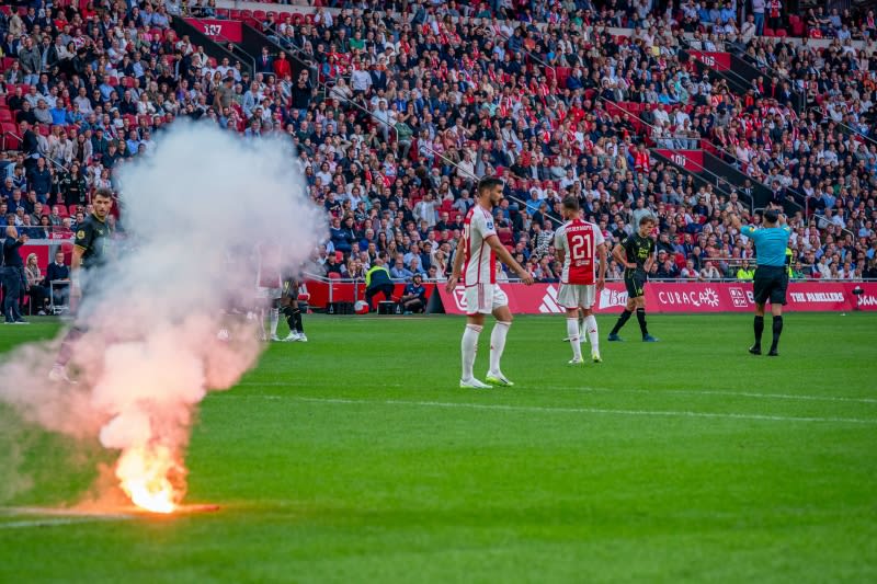 Ajax vs. Feyenoord, suspended due to rioting in the crowd, to resume without fans on the 27th