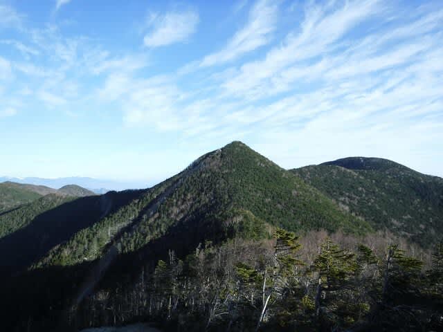 “秋山”最強コンボ【紅葉と渓谷ハイク】登山口には有数の渓谷美「西沢渓谷」 頂上から見る富士山は…