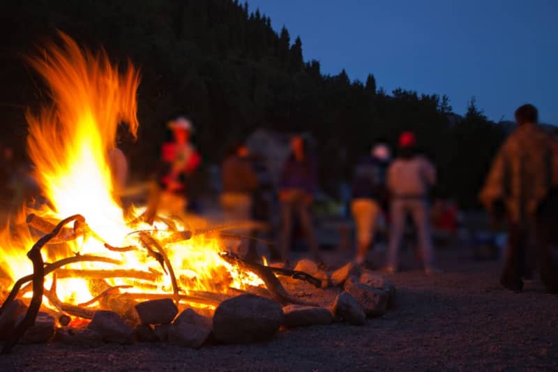 楽しいキャンプのはずが「山火事」に!? 注意点や罰則について解説