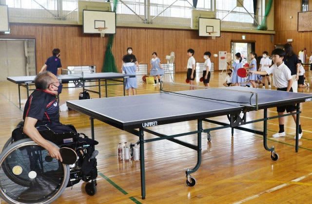 Interaction with para table tennis player Norihiko Oka: Tatsunoguchi Elementary School children learn the importance of working hard