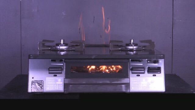 Be careful of incorrect time-saving techniques!Gas stove + fat + cooking sheet - unexpected fire...