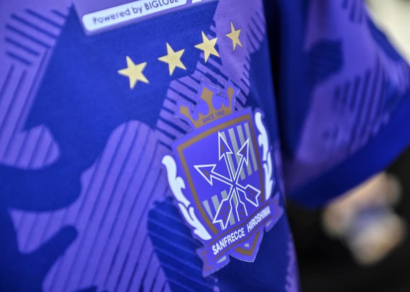 「ほぼ明治大学やん」J1広島がラガーシャツ発表で反応続々！「紫紺」「紫が映えてて良いね」などの…