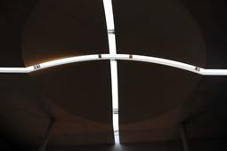 The stylish design of the cross-shaped slit in the ceiling of the high-speed boat waiting room has the architect's thoughts and tricks...
