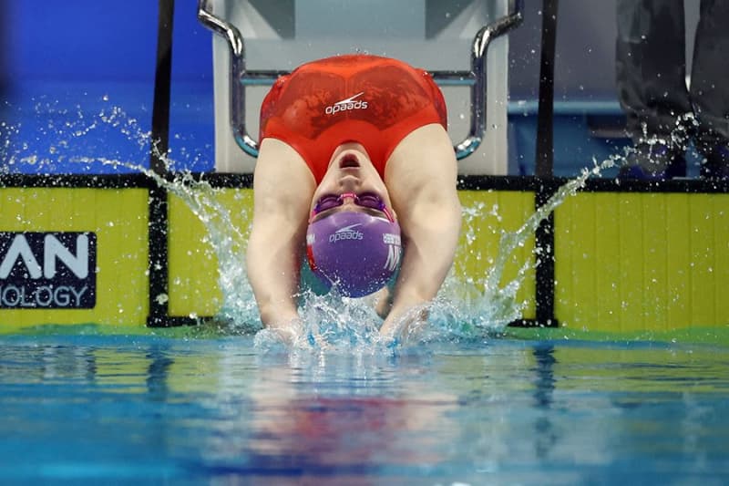競泳で超異例の背泳ぎ第1泳者フライング　女王中国がまさか、日本代表OGも「私の競泳人生で初めて…