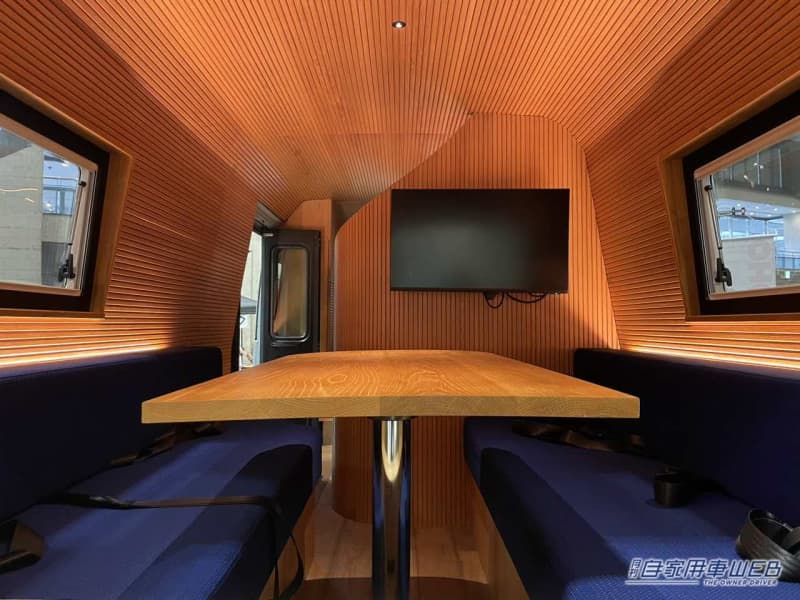 A luxury lounge that is a customized microbus has appeared!