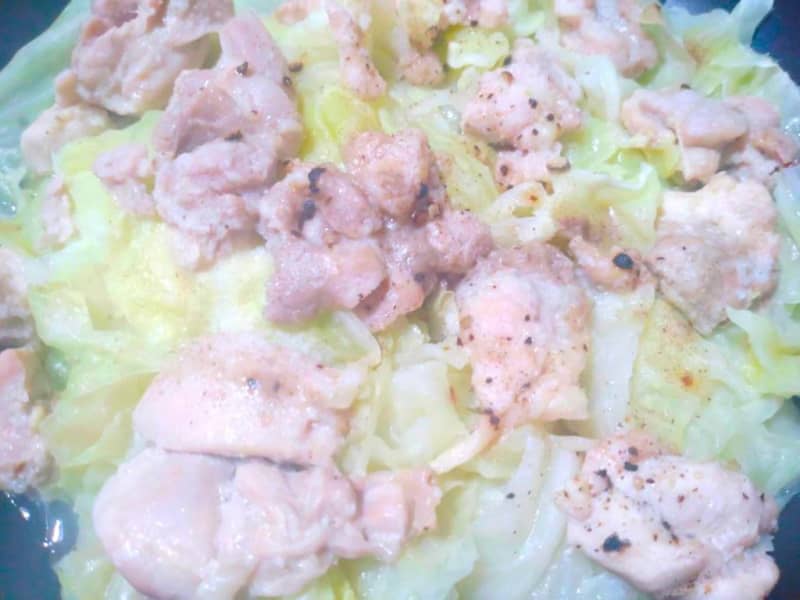 [Saving recipe] ``Steamed chicken and cabbage'' that is gentle on a tired stomach. Contains garlic and is perfect for summer fatigue.