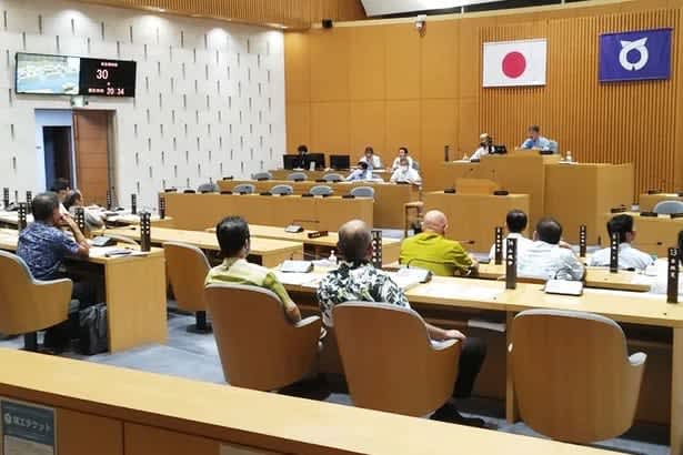 ``Long break'' says no-confidence in the chairman. A resolution of confidence is proposed, but the parliament is idle. Some observers say ``the citizens are absent'' in Okinawa...