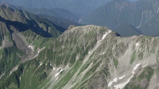 北アルプス横尾本谷で滑落　石川県の65歳男性が重傷　浮石をつかみ落ちる