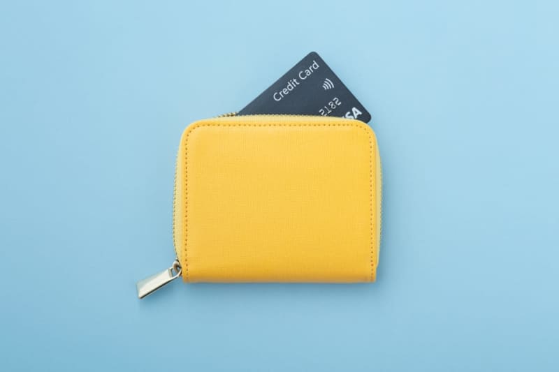 If you want to save money on food, is it a good idea to use a credit card that offers discounts and points?Also explains the difference between cash and cash!