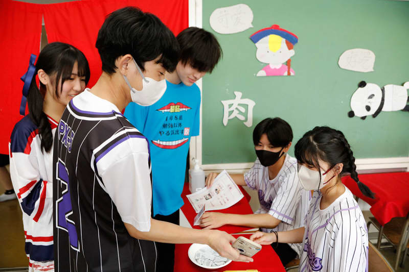 Yokohama Hayato High School introduces "au Pay" at school festival, providing cashless financial education