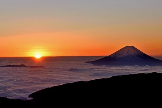 富士山「冬季閉鎖」看板を潜り抜ける迷惑観光客が増加中！背景にはインバウンドも…驚きの不法投棄ペ…