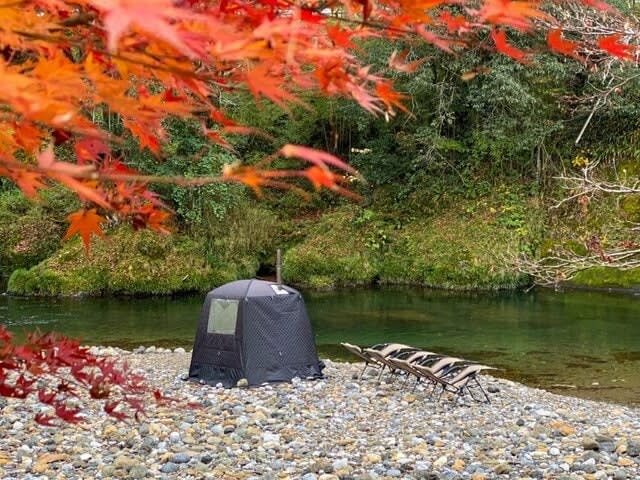「川サウナのベストシーズンは秋！」理由は気温と室内温度、川の水温の関係性にあり