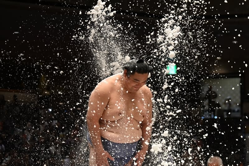 Salt blizzard decorating the flower path Former Oki Sea retired sumo wrestler