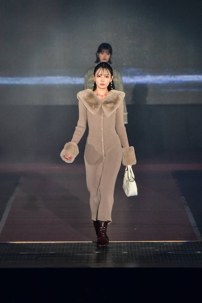 ノイミー鈴木瞳美、雰囲気がらり　美スタイル際立つタイトワンピで大人な装い