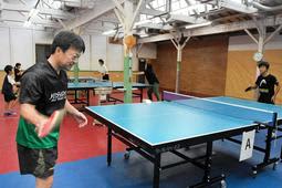 All-you-can-play for 500 yen. A former textile factory has been turned into a popular table tennis venue. It has a retro exterior, a sawtooth roof, and plenty of sunlight.