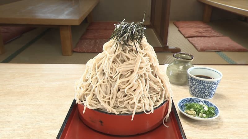 A heaping amount of zaru soba weighing about 1.5 kg.The staff serves the food while saying, ``Please be careful!''
