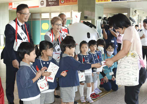 Children in Tsu are called on to cooperate with the Red Feather Community Chest, and the governor and mayor of Mie Prefecture also call on them.