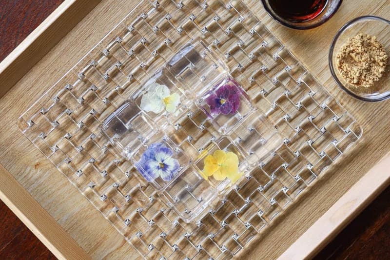 “Suisho Mochi” A dessert with a new transparent and jiggling texture. The color of the flowers shines in the clearness.