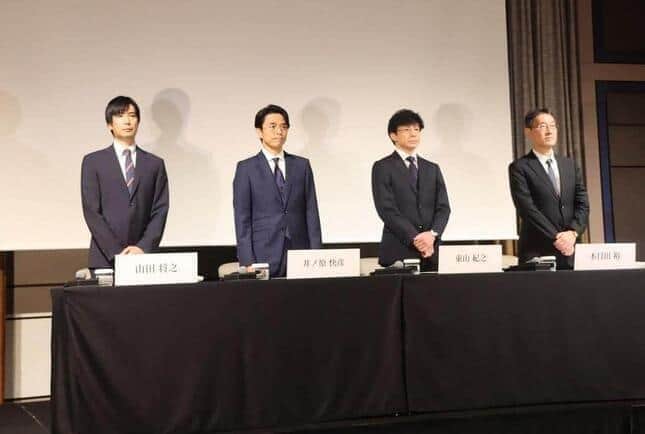 Johnny's press conference, some reporters claim that the reporter who was being criticized was ``strangely wearing a mask'' and ``very unnatural''...