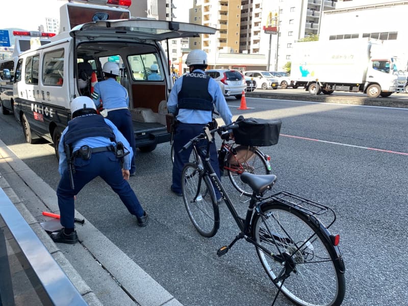 ``I didn't look carefully at the color of the traffic lights...'' A man and a woman were seriously injured when they hit two bicycles that were crossing at a crosswalk on National Highway 2...