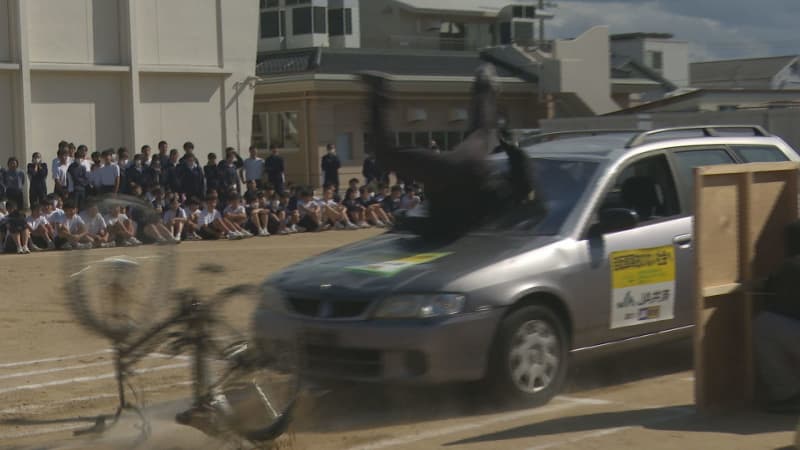 Stuntman recreates accident with realistic performance during traffic safety class at junior high school