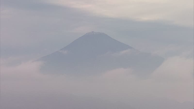 富士山が初冠雪　平年より3日遅く観測　甲府地方気象台が発表　静岡県側も雪化粧した姿に