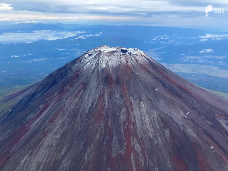 富士山が初冠雪　平年より3日遅く観測　甲府地方気象台が発表　静岡県側も雪化粧した姿に