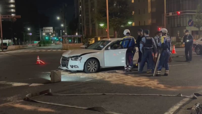 信号待ちの原付バイクに後ろから乗用車突っ込む バイクの男性死亡　車運転の男は飲酒運転か