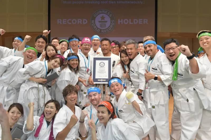 [Guinness Certified] World record for most people breaking tiles at the same time, 279 people, in Okinawa, the home of karate, shouting and shaking their fists...