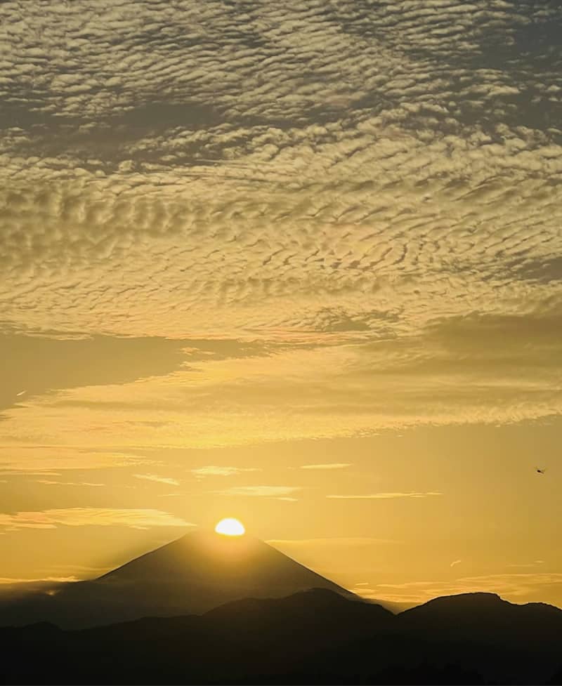 富士山頂に夕日きらめく 秦野市東田原に写真愛好家ら　秦野市