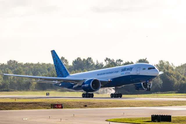 日本路線も運航するシルクウェイ・ウェスト、初の双発貨物機777F受領！