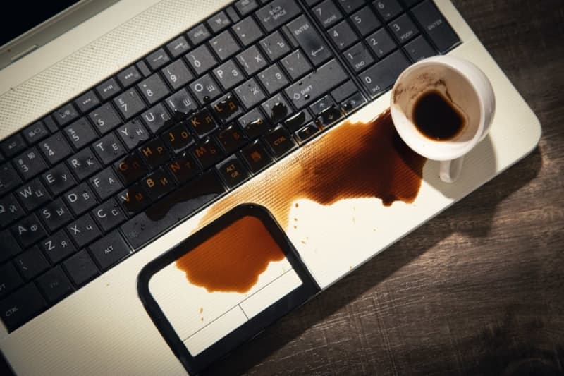 自宅勤務中に、パソコンにコーヒーをこぼして故障させてしまいました……。この場合、火災保険が適用…