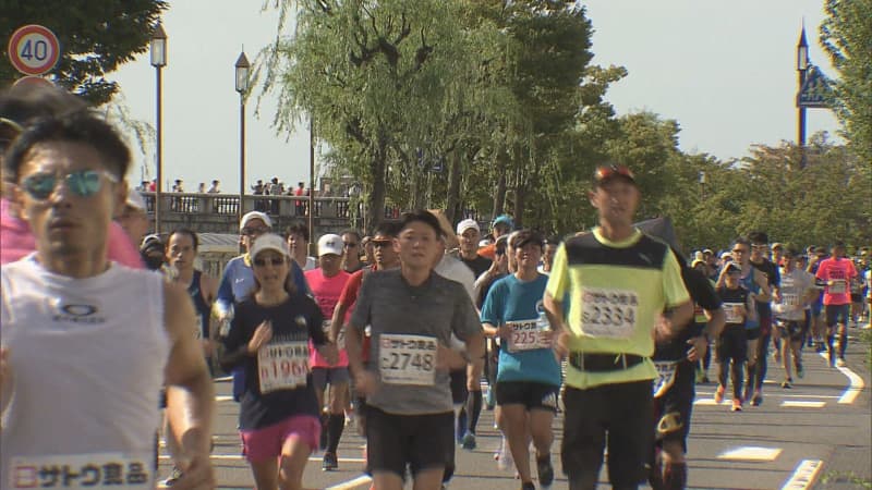 秋晴れのもと市街地を1万人が疾走　「新潟シティマラソン」
