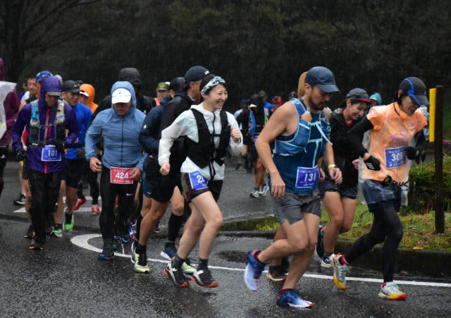 340 people brave the rain to run on forest roads in the Kirishima Climbing Marathon