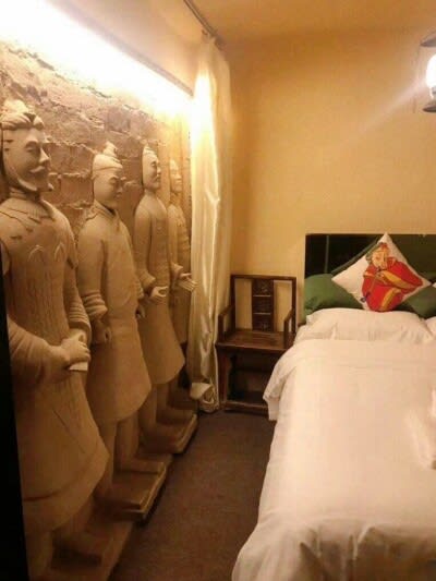 見つめられて眠れる？古都・西安の「兵馬俑ホテル」がネットで話題―中国