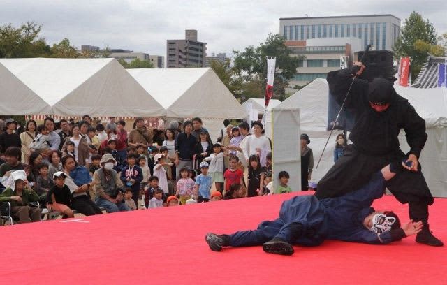 Enjoy traditional performing arts and gourmet food on the last day of the autumn Okayama Momotaro Festival